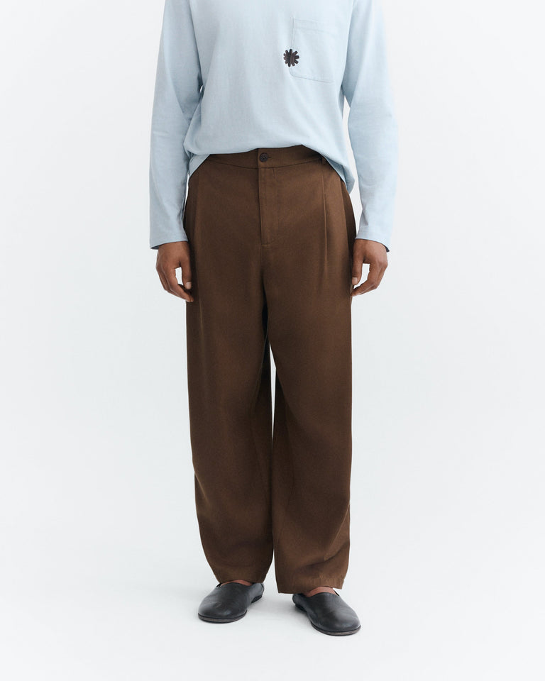 Pantalón carrot pinza marrón Sigurd sostenible - 2