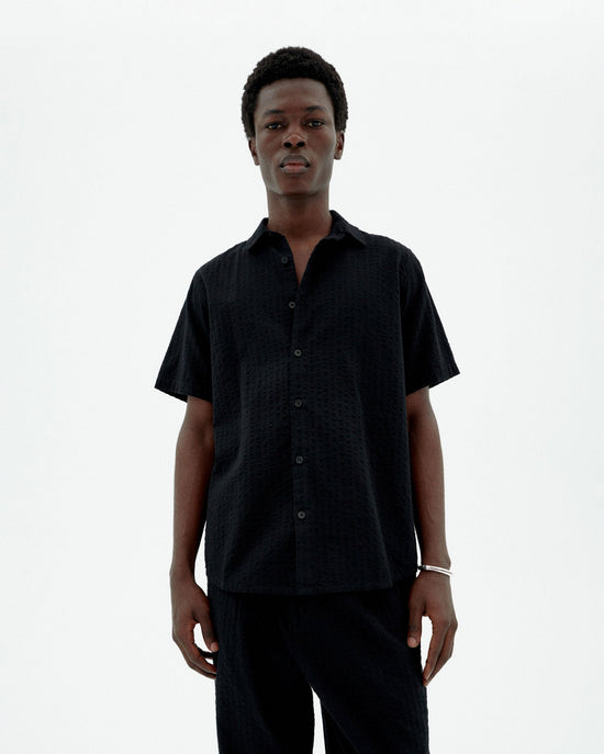Camisa negra seersucker Tom sostenible-1