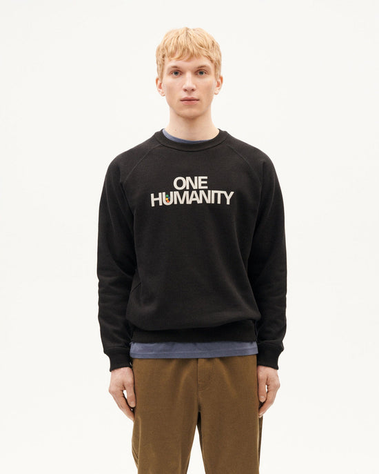 Sudadera negra One humanity sostenible-1