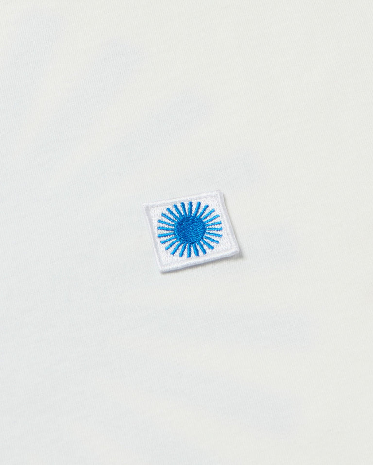 Camiseta blanca sol espalda azul sostenible - silueta 3