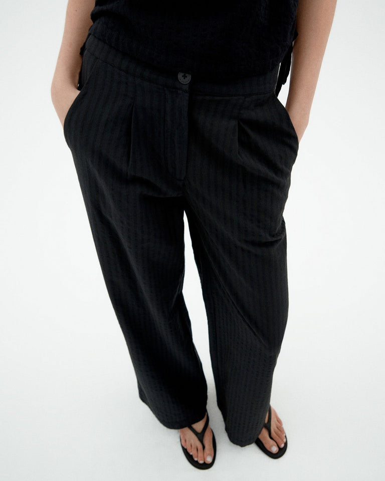 Pantalón negro seersucker Manolita sostenible-3