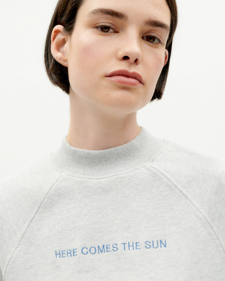 Sudadera gris a Here comes the sun sostenible -3