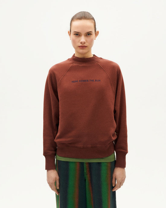 Sudadera marrón Here comes the sun Fantine sostenible-1
