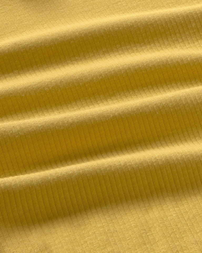 Top cuello alto amarillo hemp Aine sostenible silueta - 2