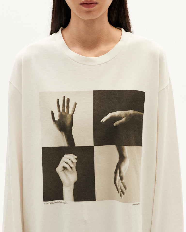 Camiseta blanca hands Emily sostenible-3