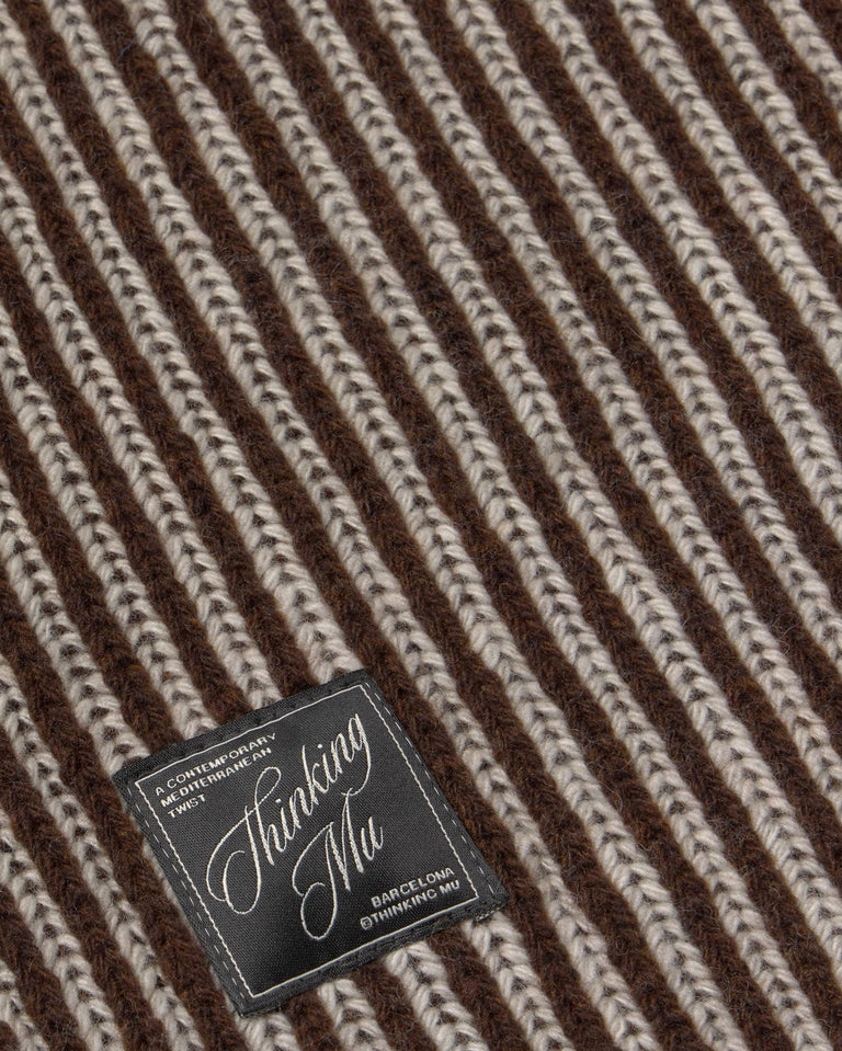 Bufanda lana marrón Ghede sostenible silueta - 3